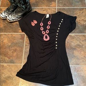 Black hourglass fitted tee with sassy buttons
